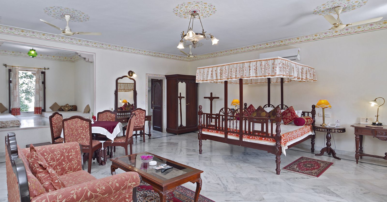 Heritage room with a canopy bed at Amar Mahal, Orchha