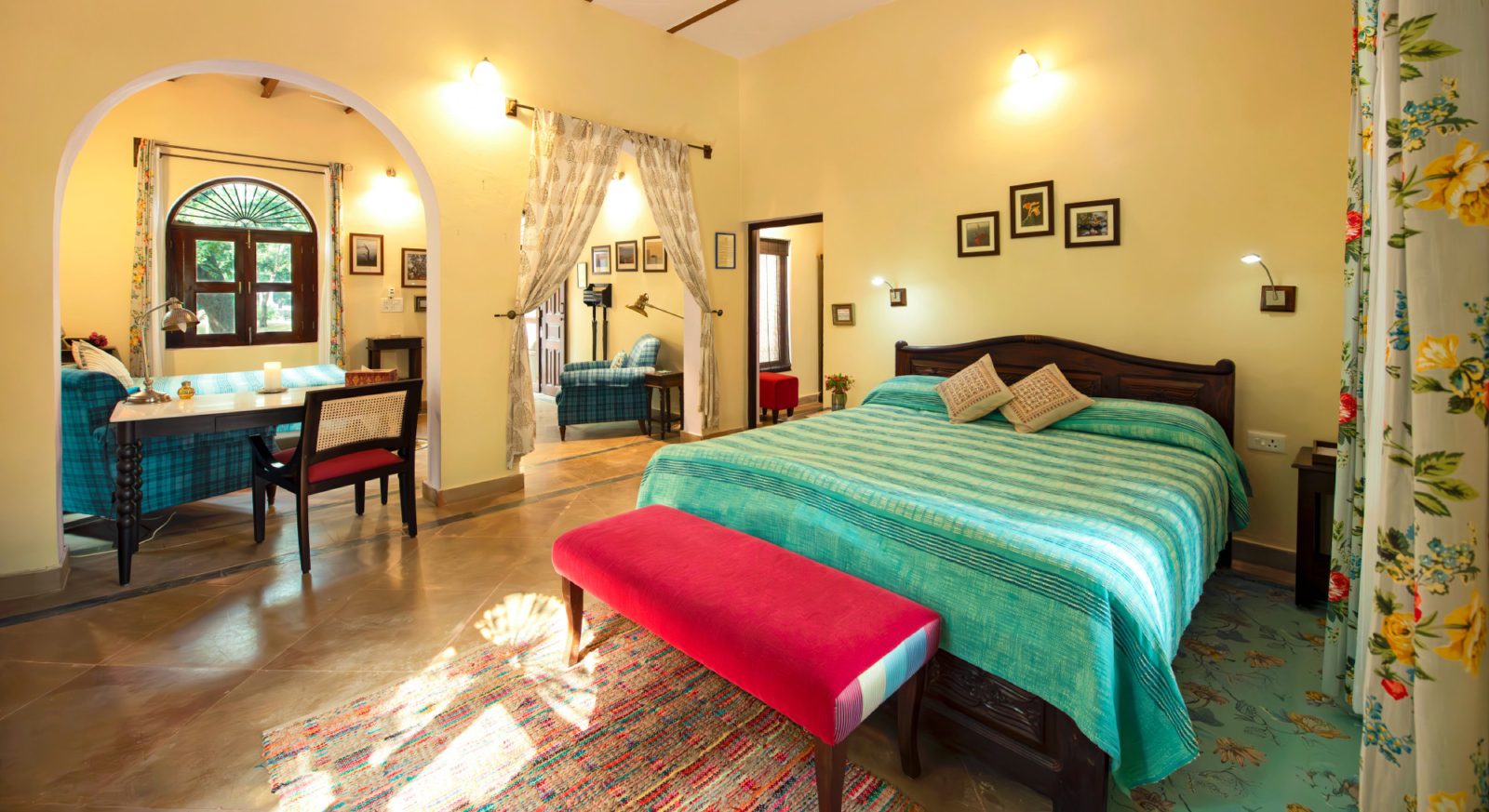 Bedroom at Mela Kothi, Chambal Safari Lodge, with arched windows