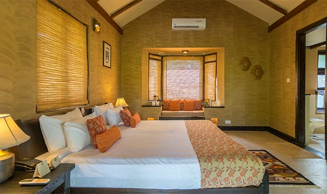 Room at Kings Lodge, Bandhavgarh, with a window seat and woven blinds